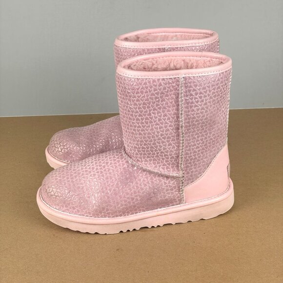 UGG Classic II Gel Hearts Pink Short Boots Kids 3 Pink Shearling Lined Pull On - Picture 1 of 9